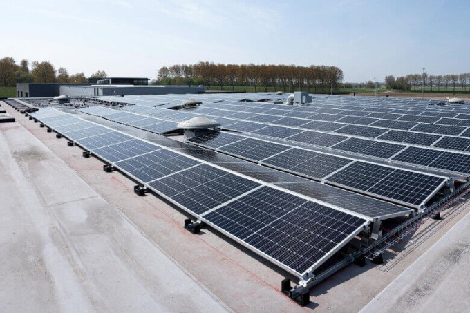 E-installatie t.b.v. zonnepanelen bij WebNL in Stellendam