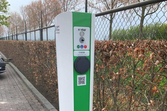 Vijf nieuwe laadstations bij Van Iperen